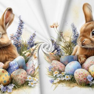 zbliżenie na detal nadruku: sympatyczny zając wśród kolorowych pisanek i drobnych kwiatów na tkaninie