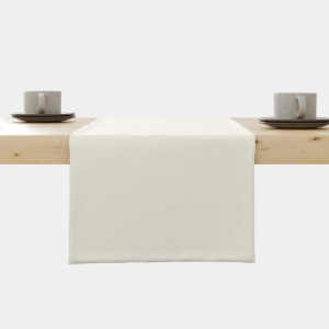 kremowy gładki bieżnik rozłożony na drewnianym stole, widok frontalny