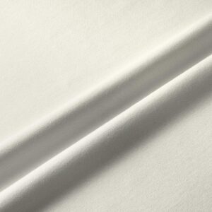 zbliżenie na fakturę materiału bieżnika, kremowy odcień i miękkie fałdy