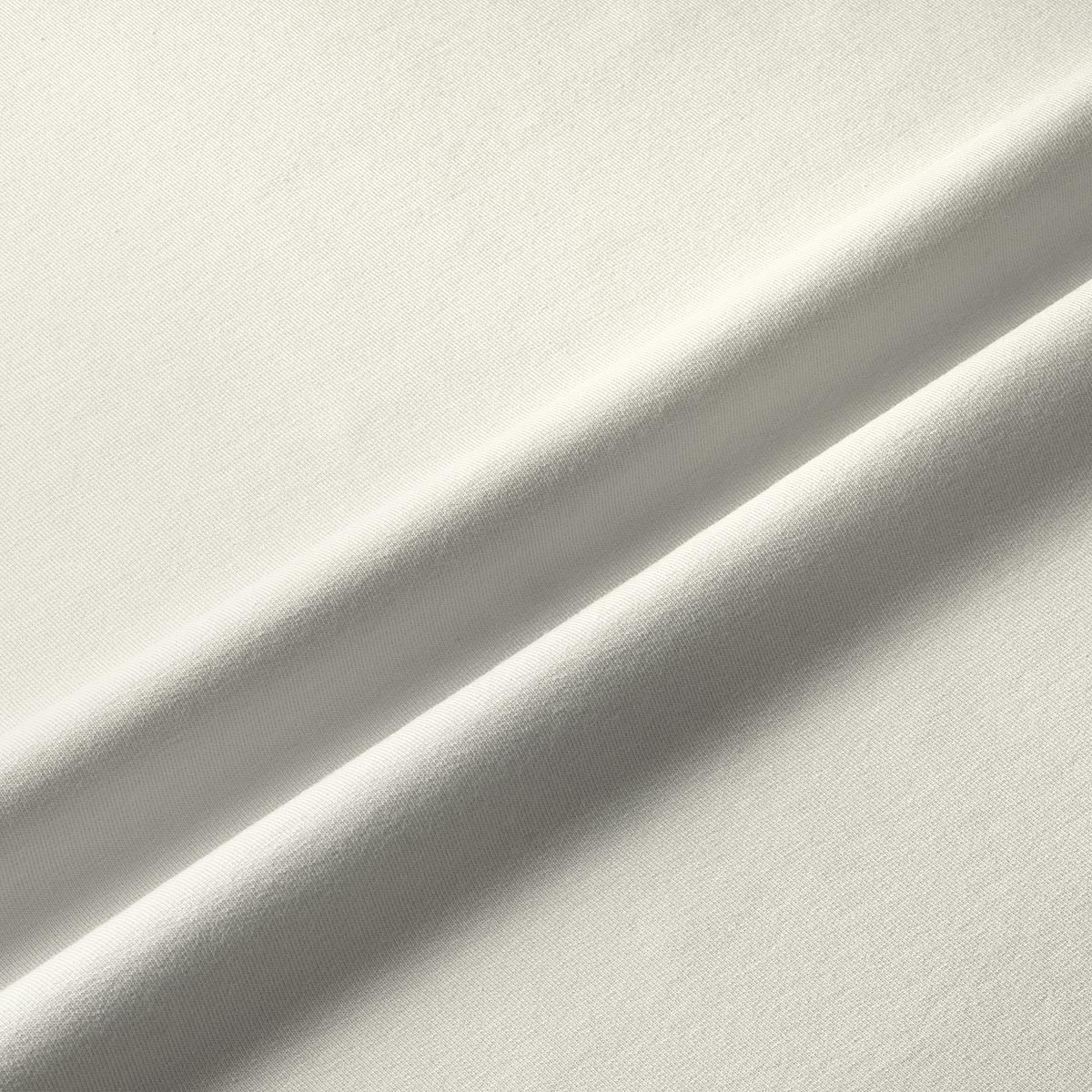 zbliżenie na fakturę materiału bieżnika, kremowy odcień i miękkie fałdy