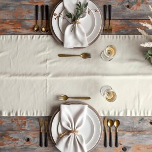 aranżacja stołu z bieżnikiem, talerze i złote sztućce na kremowym tle