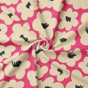 Zbliżenie tkaniny z kremowymi kwiatami i ciemnymi środkami na malinowym tle