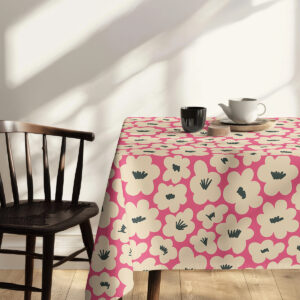 Widok stołu z rozłożonym obrusem w stylowym, przytulnym wnętrzu