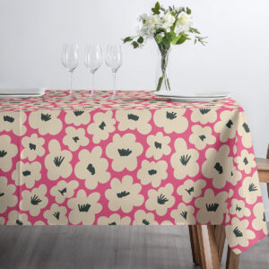 Bliskie ujęcie rysunku kwiatów i kontrastu kremu z malinowym tłem