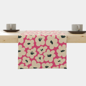 Bieżnik z kremowymi kwiatami na malinowym tle ułożony na drewnianym stole, widok z przodu