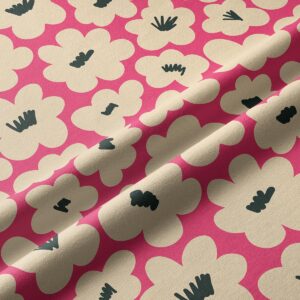 Zbliżenie na fakturę tkaniny i nadruk kremowych kwiatów na malinowym tle