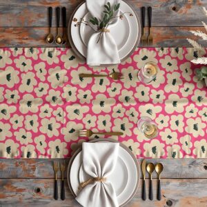 Aranżacja stołu z bieżnikiem, talerze i sztućce na jasnej ceramice