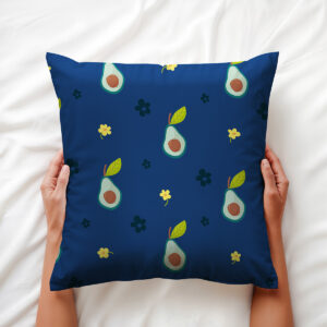 Ręce trzymające poduszkę ozdobną z wzorem awokado, zbliżenie na wzór