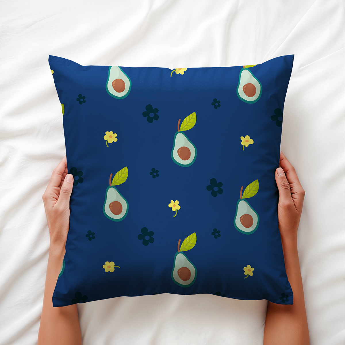 Ręce trzymające poduszkę ozdobną z wzorem awokado, zbliżenie na wzór