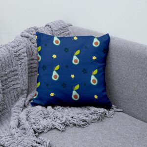 Poduszka z awokado i kwiatuszkami ułożona na kanapie jako dekoracja wnętrza