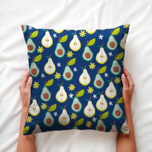 Detal wzoru na poduszce: połówki awokado i gruszki na granatowym tle, ujęcie zbliżeniowe