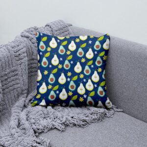 Poduszka dekoracyjna z motywem owocowym ułożona na kanapie jako element aranżacji