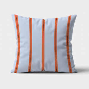 Front poduszki z jasnoniebieskim tłem i pionowymi pomarańczowymi pasami