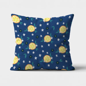 Front poduszki z wzorem cytryn na granatowym tle ukazujący plasterki cytryny i drobne białe kwiatki