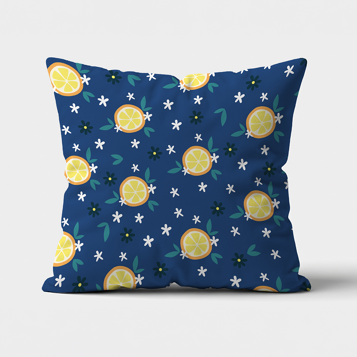 Front poduszki z wzorem cytryn na granatowym tle ukazujący plasterki cytryny i drobne białe kwiatki