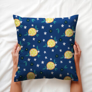 Dłoń trzymająca poduszkę zbliżenie na detale wzoru i fakturę materiału