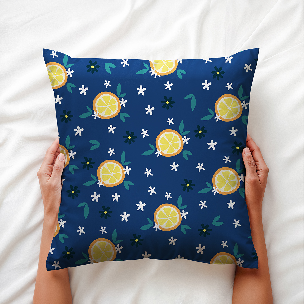 Dłoń trzymająca poduszkę zbliżenie na detale wzoru i fakturę materiału