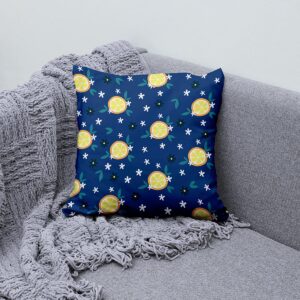 Poduszka z cytrynowym motywem ułożona na szarej sofie jako dekoracyjny akcent