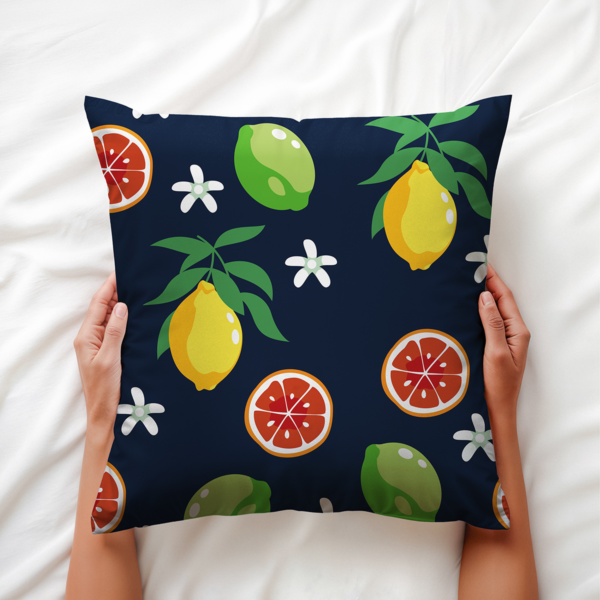 Detale wzoru: żółta cytryna, zielona limonka i plasterki grejpfruta z białymi kwiatami