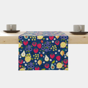 Bieżnik na granatowym tle z kolorowymi owocami i kwiatami ułożony na drewnianym stole