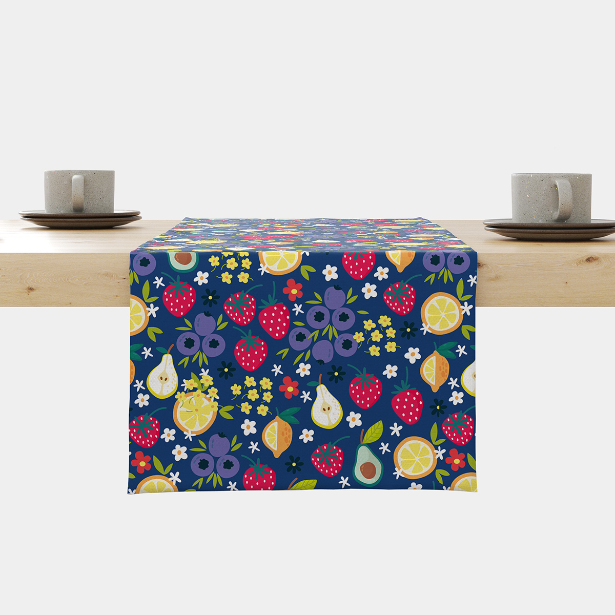 Bieżnik na granatowym tle z kolorowymi owocami i kwiatami ułożony na drewnianym stole
