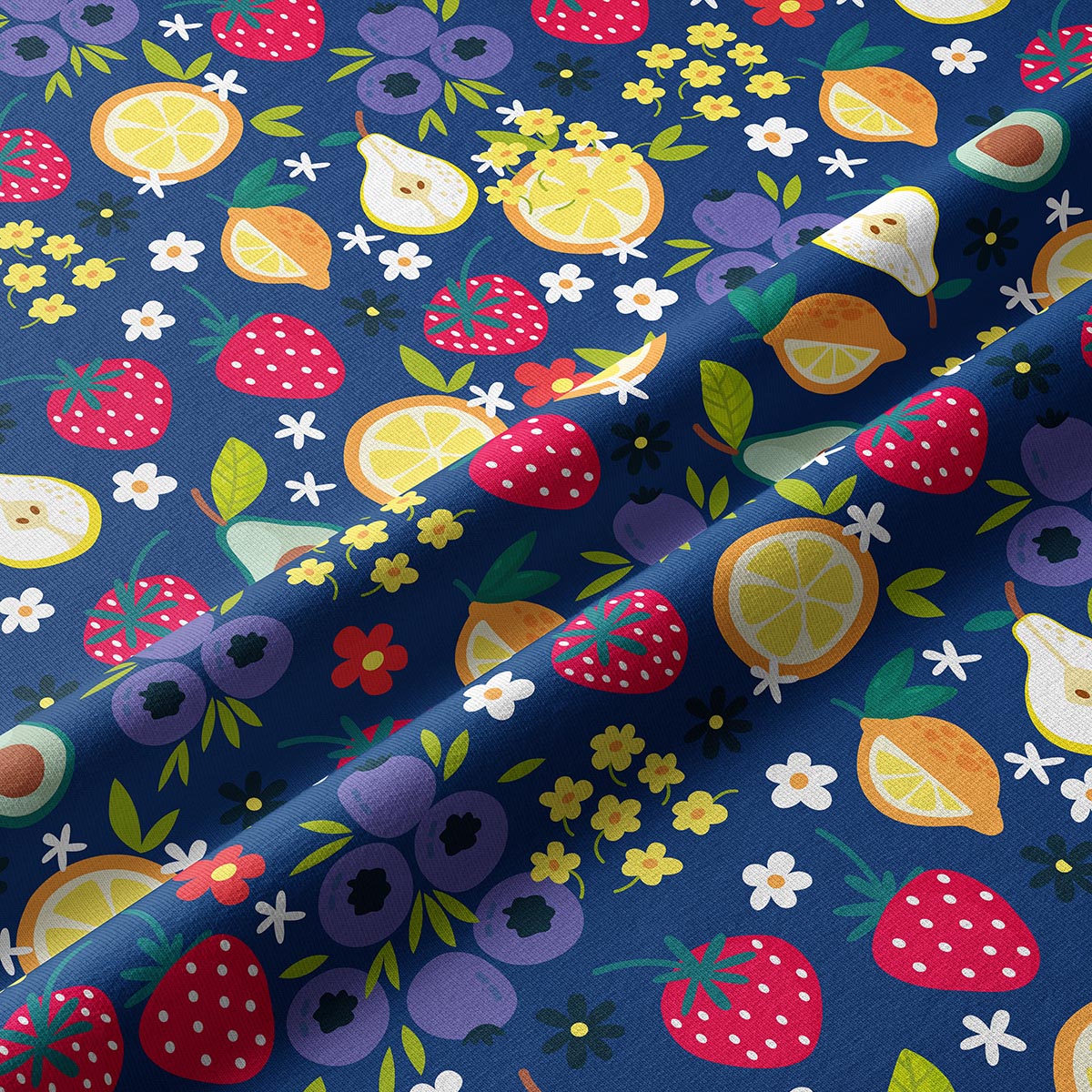 Detal wzoru z truskawkami, cytrynami, jagodami i gruszkami na granatowej tkaninie