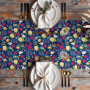 Aranżacja stołu z bieżnikiem, białymi talerzami, złotymi sztućcami i kieliszkami