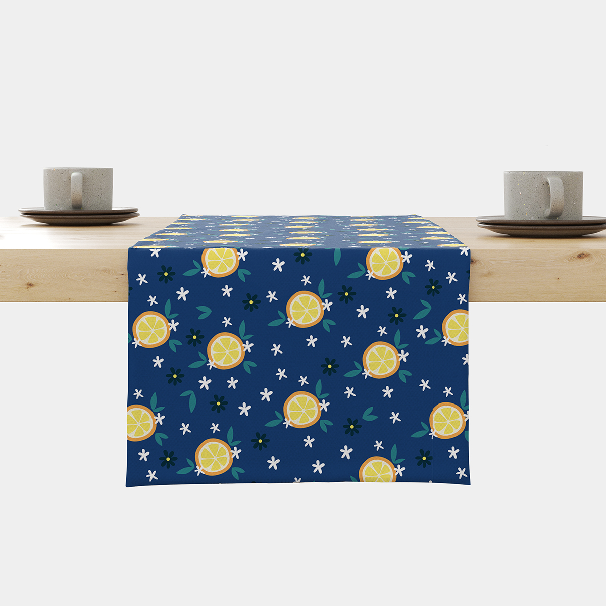 Bieżnik z cytrynowym wzorem na granatowym tle rozłożony na drewnianym stole