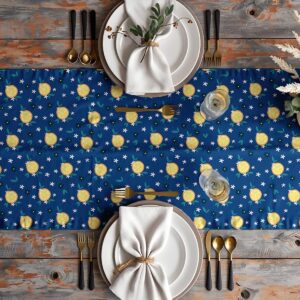 Aranżacja stołu z bieżnikiem w cytryny, talerzami i złotymi sztućcami