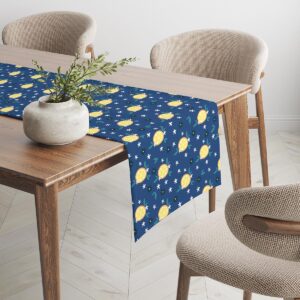 Widok boczny bieżnika na stole jadalnym z krzesłem w tle