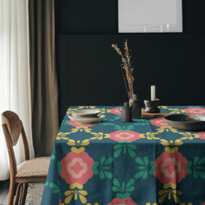 Stół nakryty obrusem w aranżacji z ceramiką i dekoracjami na środku