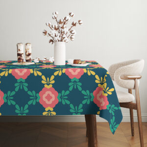 Widok stołu z obrusem i bukietem bawełnianych gałązek jako centrum dekoracji