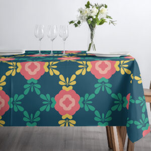 Aranżacja śniadaniowa z obrusem, filiżanką i trzema kieliszkami