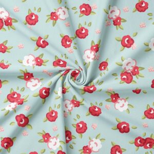 Zbliżenie na fakturę tkaniny i rozmieszczenie drobnych czerwonych i białych kwiatów