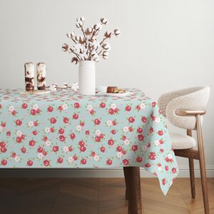 Detal tkaniny ułożonej w środek z zawirowaniem pokazujący intensywność nadruku kwiatowego