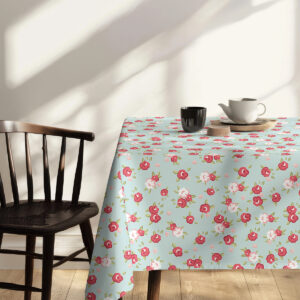 Kącik jadalni z obrusem na stole i dekoracją z gałązek bawełny w wazonie