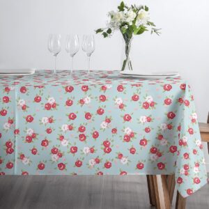 Widok narożnika obrusu z akcentami zielonych listków i różowymi detalami kwiatuszków