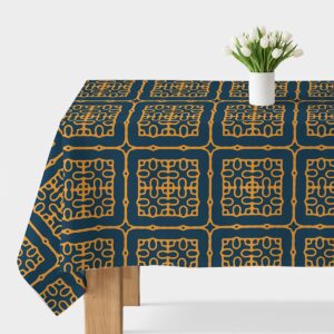 Obrus z kafelkowym musztardowym ornamentem na granatowym tle, widok stołu z wazonem białych tulipanów