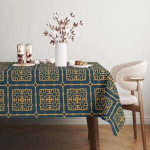 Stół nakryty obrusem z ornamentem, widok boczny pokazujący całą powierzchnię wzoru