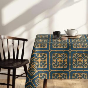 Detal narożnika obrusu z powtarzającym się kafelkowym motywem