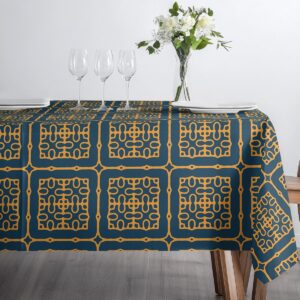 Kompaktowe ujęcie kawowe z filiżanką na obrusu z musztardowym ornamentem