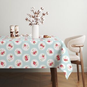 Aranżacja z wazonem na tle obrusu w miętowe medaliony, widok z boku