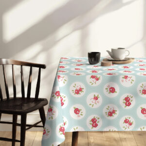 Kawa i naczynia na obrusem z delikatnym różowym motywem kwiatowym