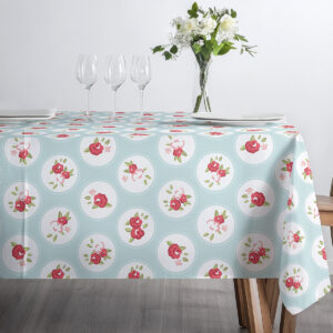 Widok stołu z obrusem pokrywającym całą powierzchnię, powtarzalny wzór medalionów