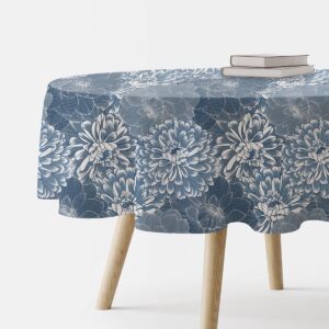 okrągły obrus z wzorem chryzantem w odcieniach niebieskiego na stole z książkami