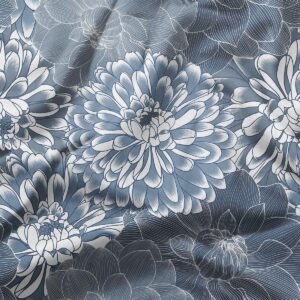 detal tkaniny pokazujący duże chryzantemy i delikatne linie w niebiesko-białej tonacji
