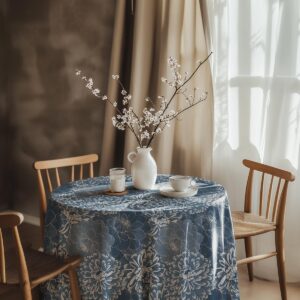 aranżacja stołu przy oknie z wazonem i obrusem w niebieskie chryzantemy