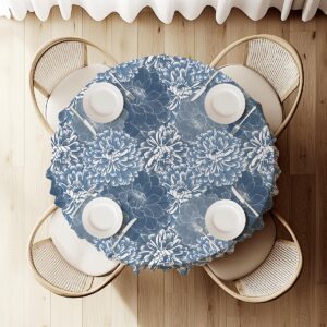 widok z góry na okrągły stół z obrusem z chryzantem i ustawioną zastawą