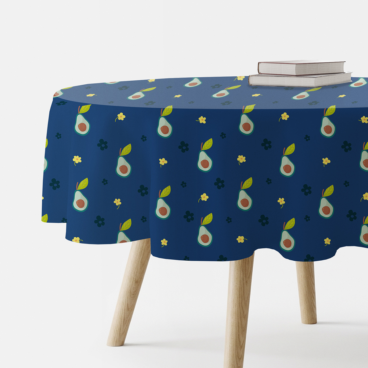 Okrągły obrus na stole z motywem awokado na granatowym tle