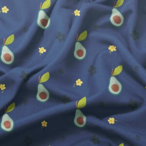 Zbliżenie na wzór z awokado i drobnymi kwiatkami na granatowej tkaninie